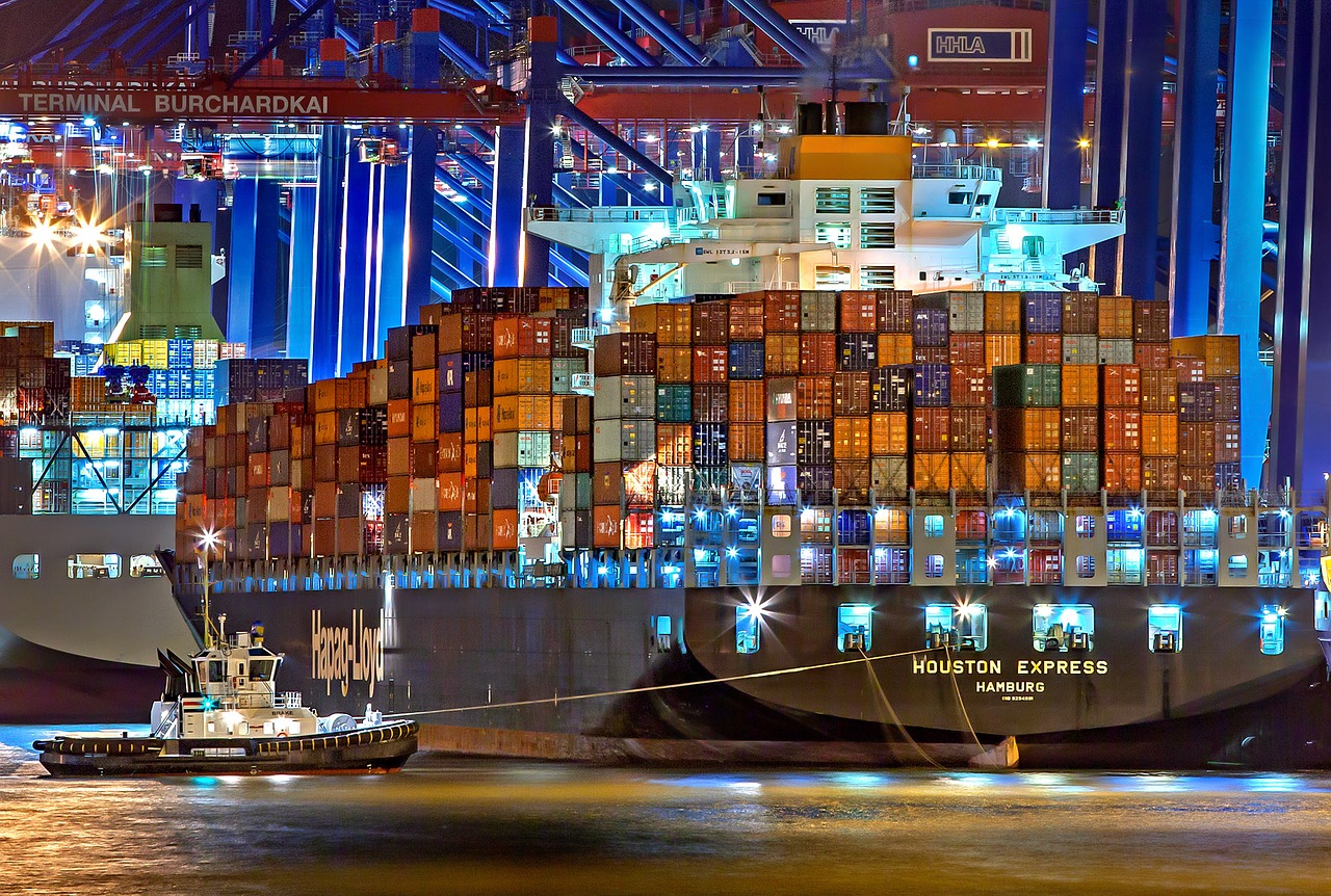 hamburg ship with shipping containers
