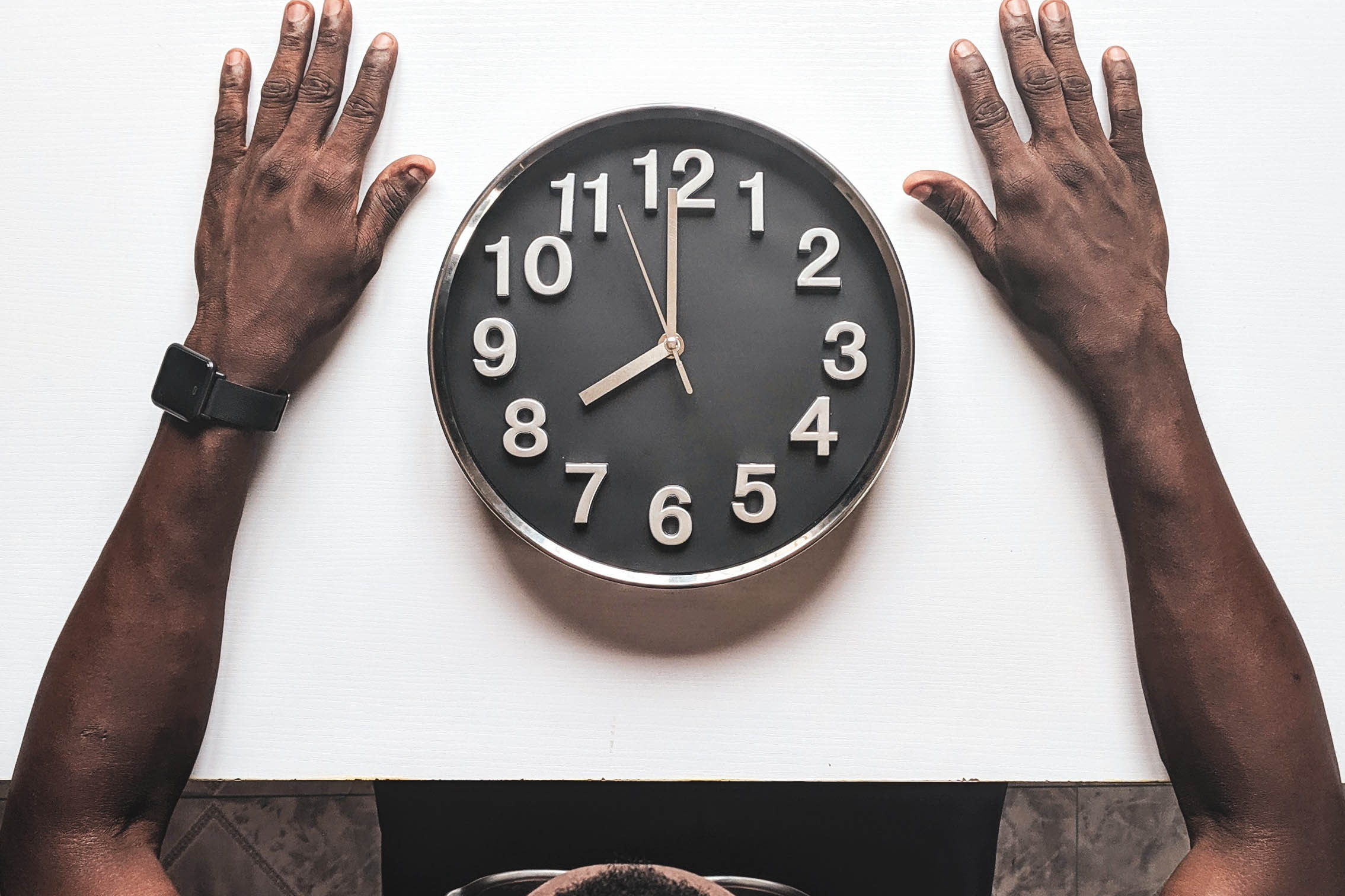 round-silver-colored-wall-clock2